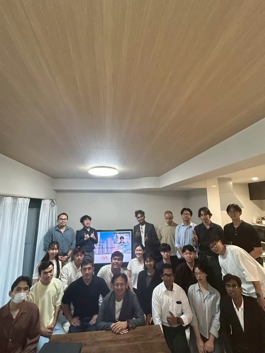 多国籍のメンバーが集合している様子